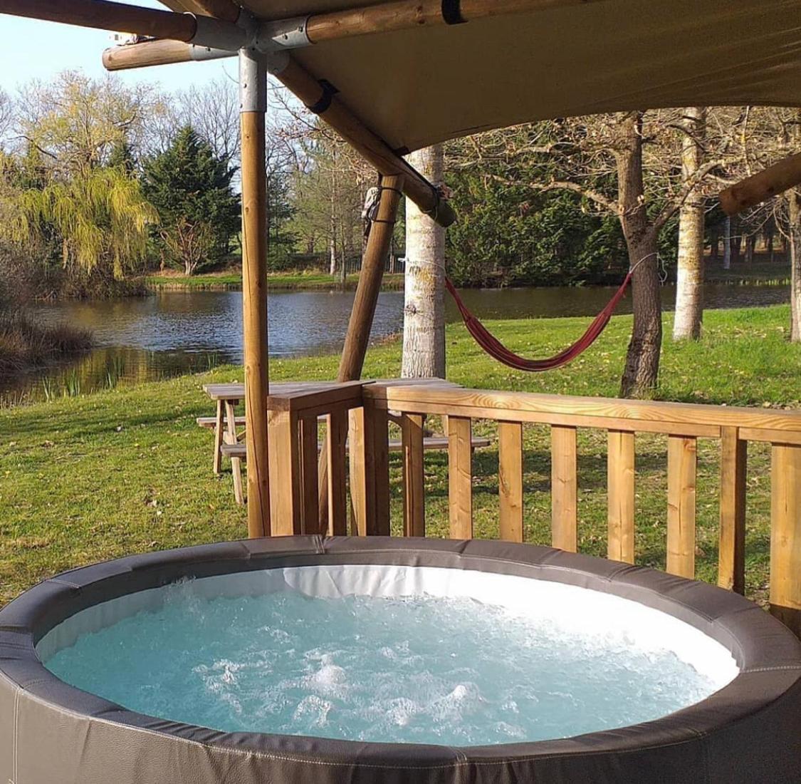 Tente Lodge Jacuzzi Privatif En Pleine Nature Thiel-sur-Acolin Luaran gambar